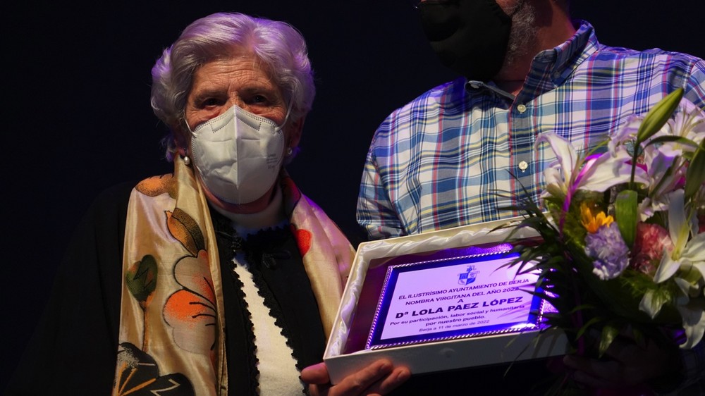Berja conmemora el Día de la Mujer con una gala y entrega el distintivo por la igualdad a Lola Páez