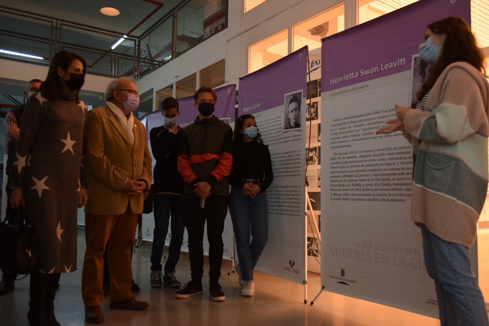 La exposición itinerante ‘Mujeres en la Ciencia’ visita el IES Puebla de Vícar