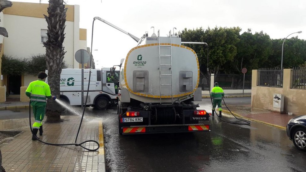El Ayuntamiento de El Ejido autoriza la limpieza de fachadas y activa un operativo especial de limpieza tras la calima