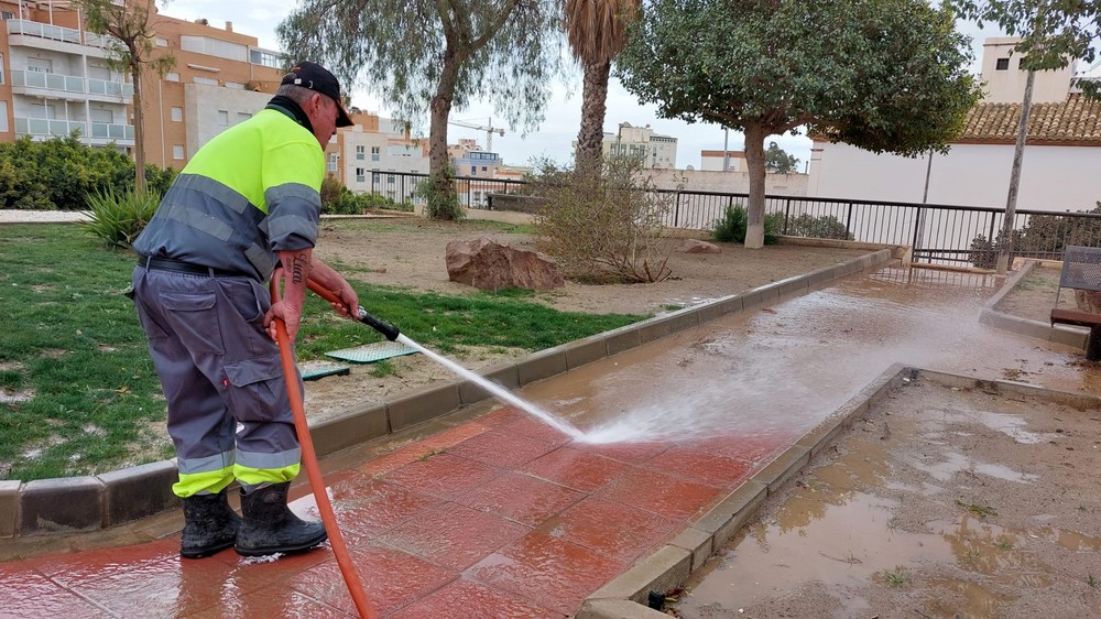 El Ayuntamiento de Adra autoriza el baldeo de fachadas tras la calima