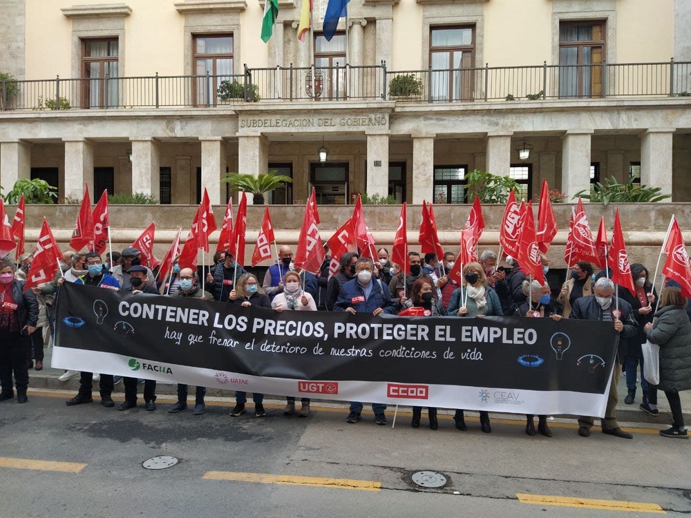 CCOO y UGT se concentran ante la Subdelegación del Gobierno contra la escalada de precios
