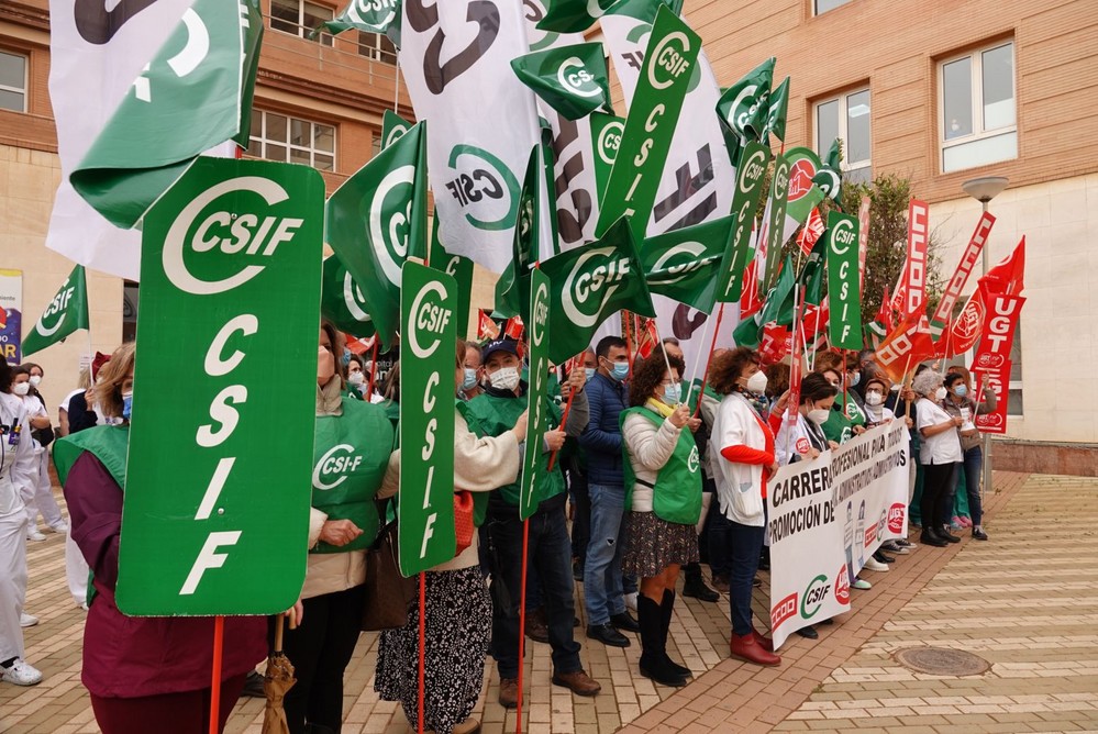 CSIF se ha concentrado hoy en el Hospital de Poniente para seguir reclamando la carrera profesional para todas las categorías de personal del SAS