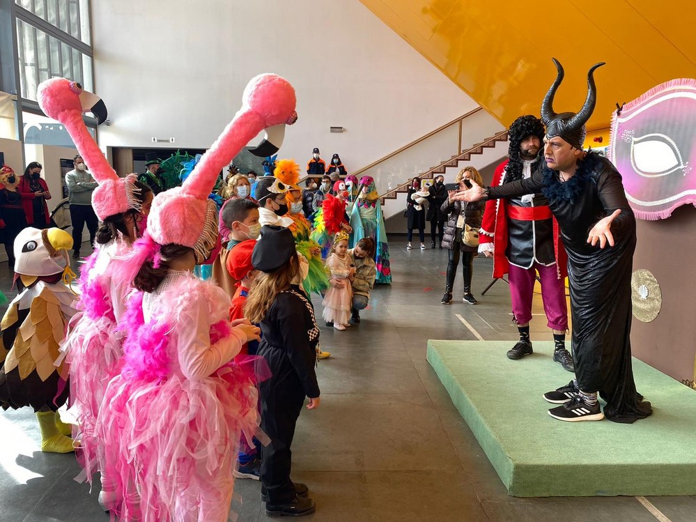 Vícar celebra su carnaval con comparsas, música y disfraces
