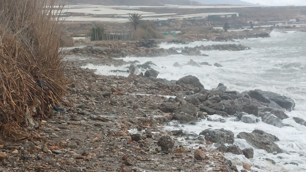Ayuntamiento de Adra reclama a Costas actuaciones de urgencia en el litoral tras el temporal