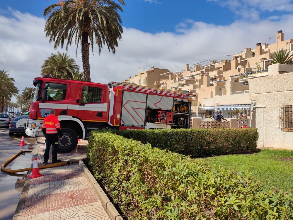 Bomberos del Poniente rescatan a dos personas en Las Norias