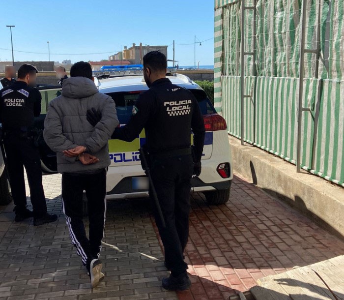 La Policía Local desaloja un edificio okupa de Balerma