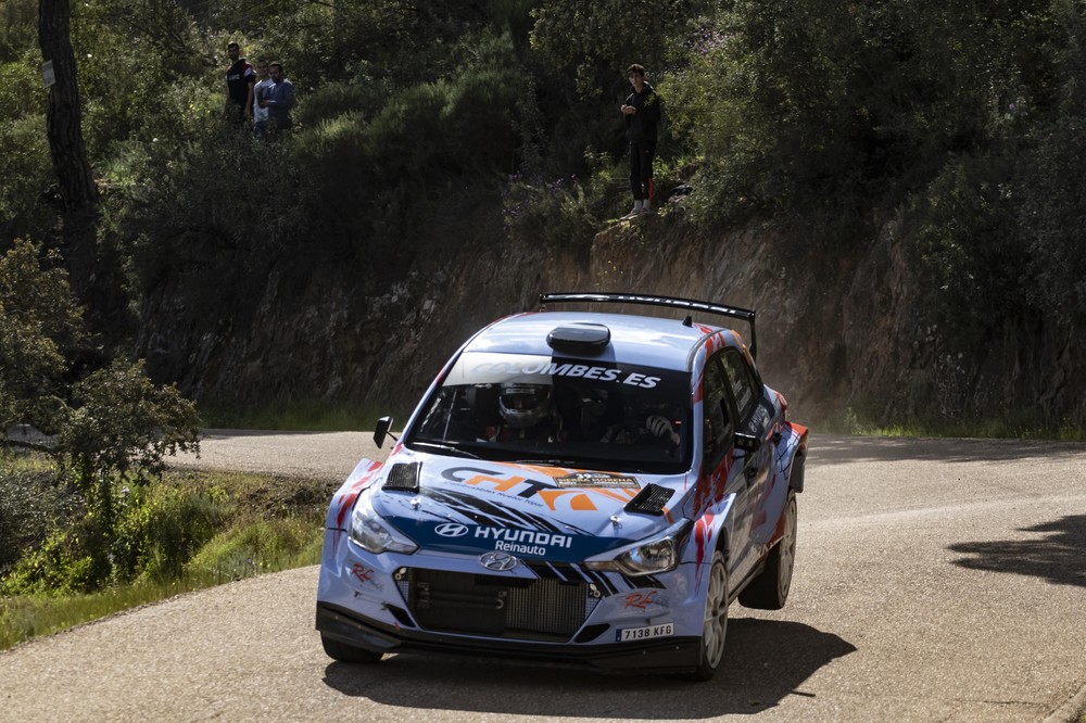 El vicario Alejandro Leseduarte y el piloto Pedro Pérez vencen en el Rallye de Sierra Morena