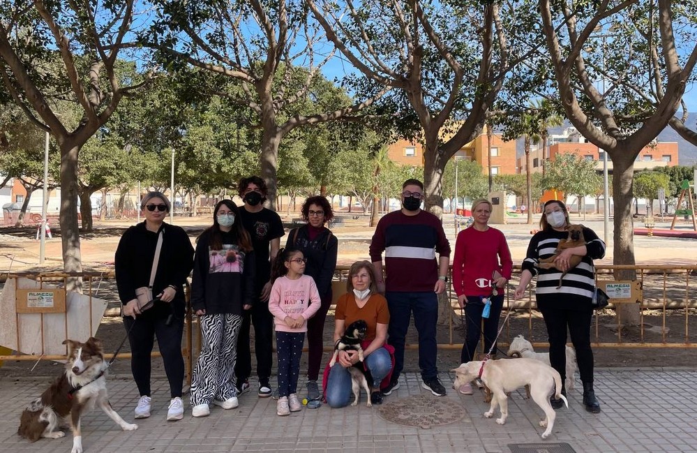 Las Juventudes Socialistas de El Ejido denuncian junto a los vecinos de Ejido Norte la falta de zonas de esparcimiento canino en este barrio
