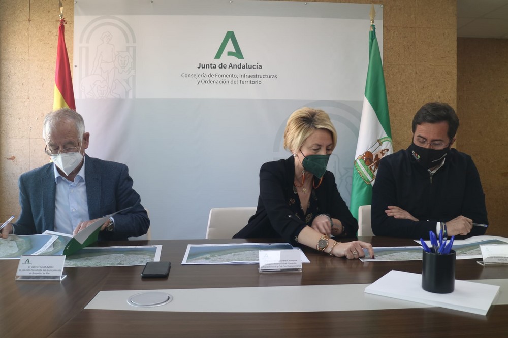 Fomento se reúne con los Ayuntamientos de Roquetas de Mar y El Ejido para ultimar el carril bici que unirá estos municipios por la costa