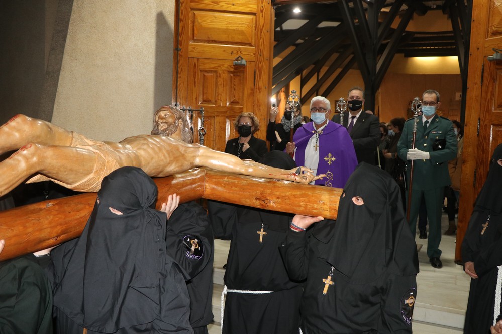 El barrio de Santo Domingo vive la Estación de Penitencia con la imagen del Santísimo Cristo del Amor