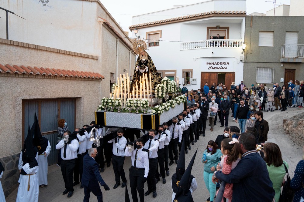 El Santo Entierro enmudece las calles de Adra este Viernes Santo de la mano de la Cofradía del Cristo de la Expiración