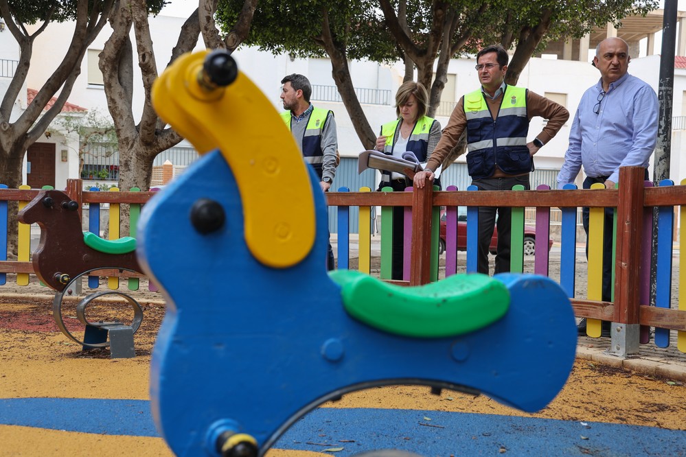 Finalizan las obras de mejora y modernización del área de juegos infantiles de la céntrica Plaza de las calles Clotilde y Pichón en Las Norias de Daza