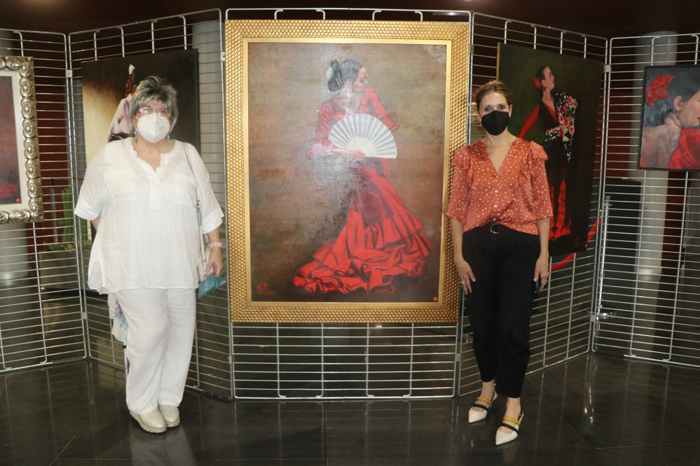 El hall del Teatro Auditorio acoge una exposición de Carmen Luna dedicada a la mujer flamenca