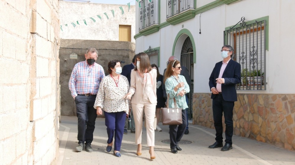 Ayuntamiento de Adra engalana el recorrido de San Marcos con 100 luminarias y placas informativas