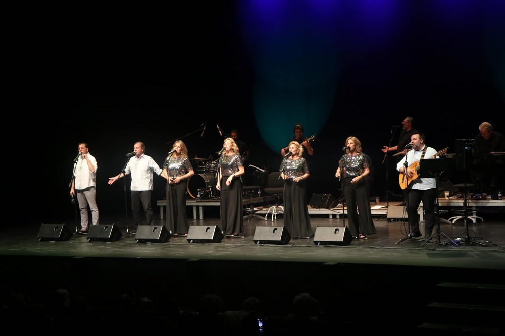 El grupo ‘Siempre Así’ puso en pie al público del Auditorio ejidense al ritmo de sus grandes éxitos