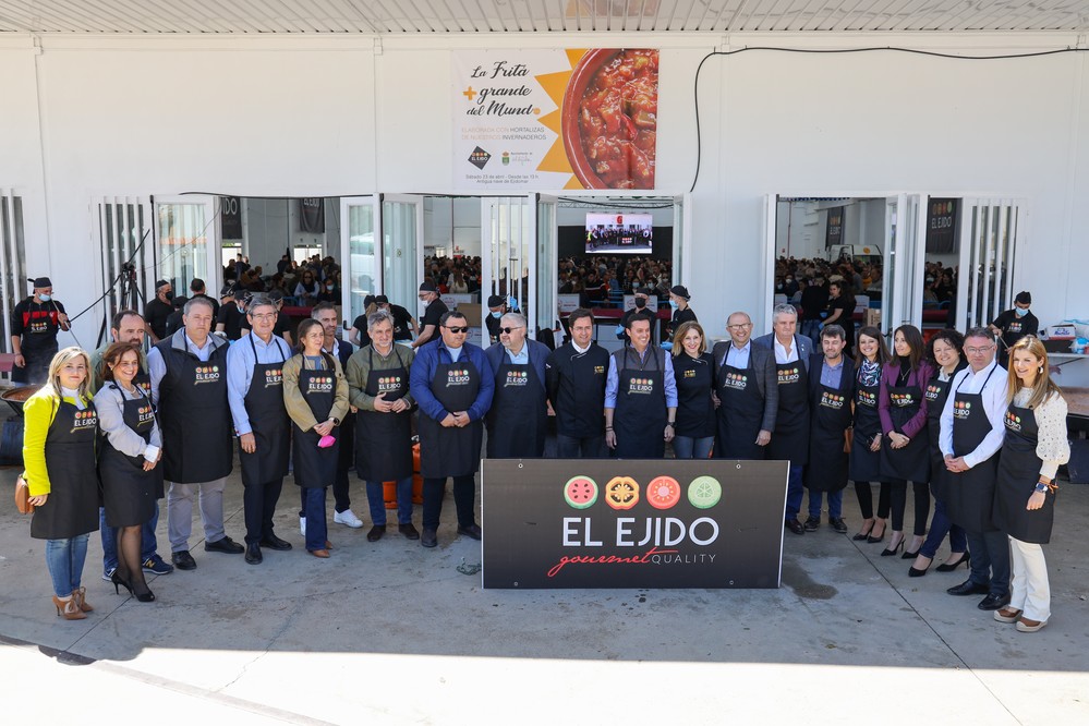 El Ejido ‘presume’ de sus hortalizas cocinando la fritá más grande del mundo
