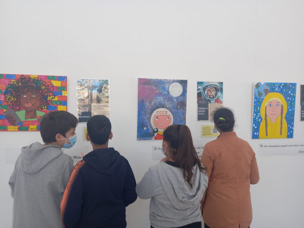 El CEIP San Pedro Apóstol (La Mojonera) expone 17 cuadros de mujeres del pasado y del presente