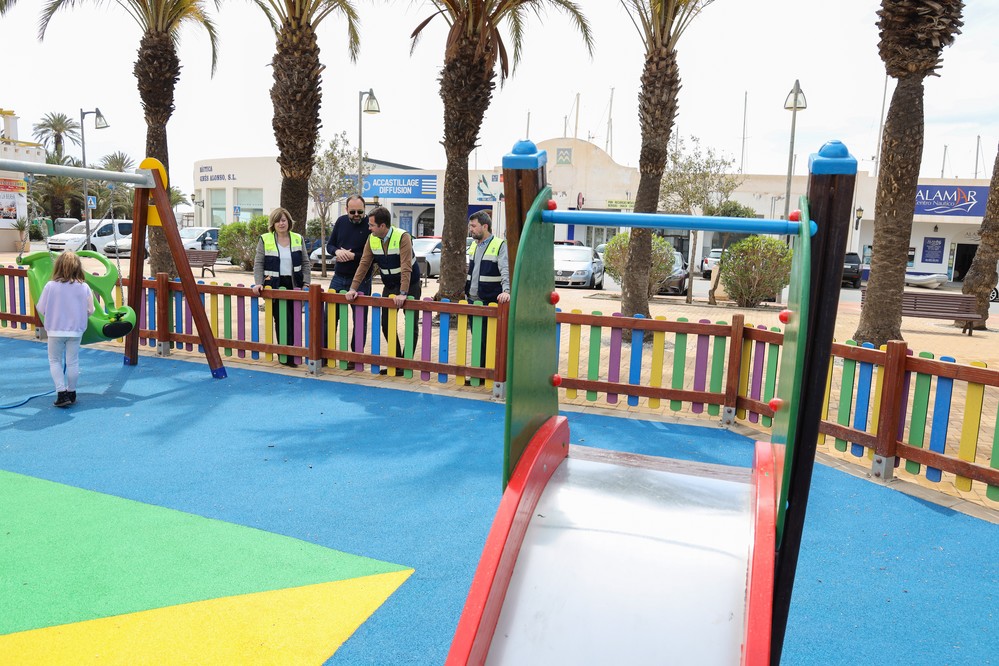 Los vecinos de Almerimar ya pueden disfrutar de la importante remodelación y adaptación de las áreas de juego de la plaza Varadero y Jardines Mar Azul
