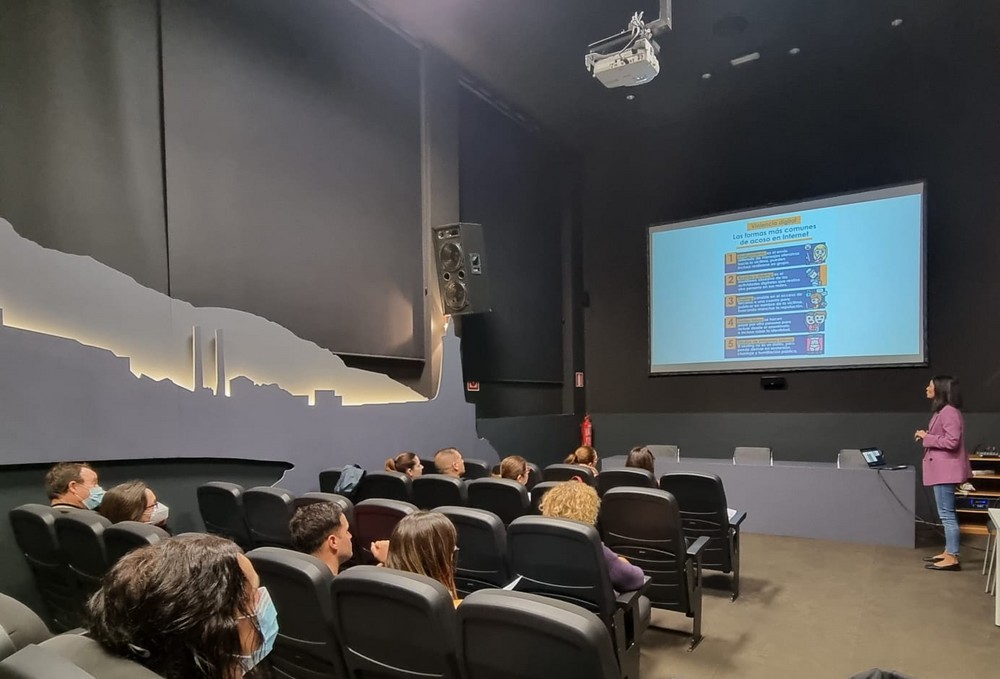 La Escuela de las Familias de Adra formará contra el acoso escolar