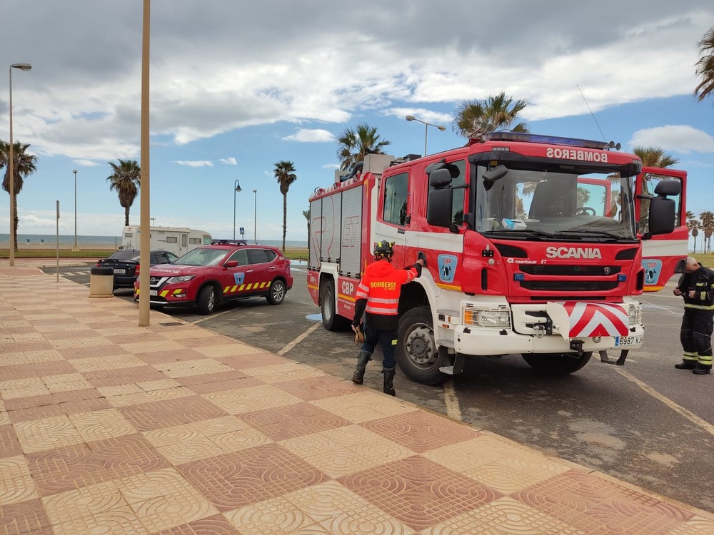 Los bomberos rescatan a una mujer y un caballo durante el temporal de lluvia en El Ejido