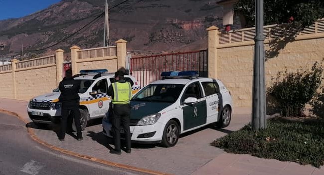 Roban materiales y maquinaria del Infoca en Dalías