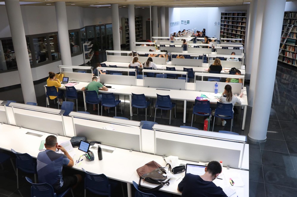 La Biblioteca Central de El Ejido amplía el horario de la sala de estudio en época de exámenes