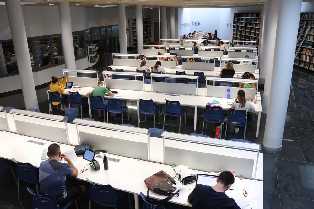 La Biblioteca Central de El Ejido amplía el horario de la sala de estudio en época de exámenes