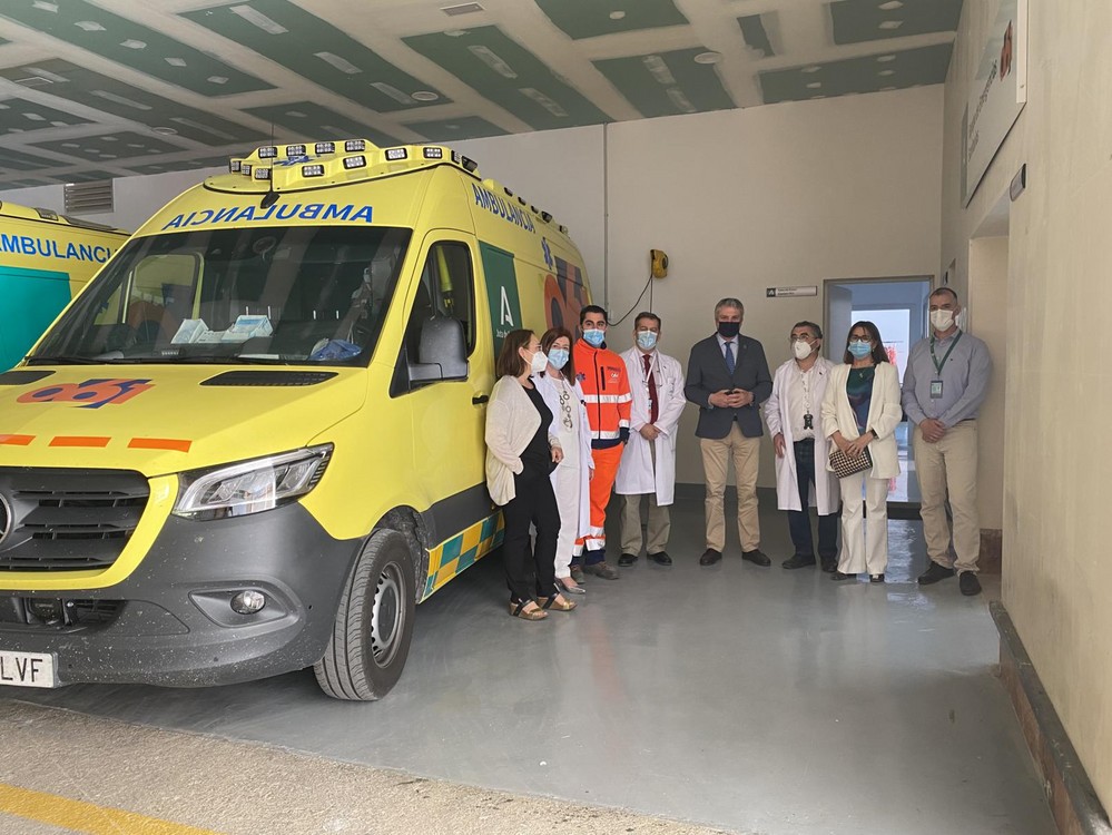 El delegado de Salud y Familias se reúne con el equipo del 061 con base en el Hospital Universitario Poniente