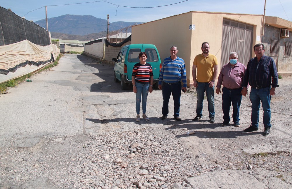 El PSOE de El Ejido exige al Gobierno local del PP el asfaltado del Camino La Farola en Tarambana
