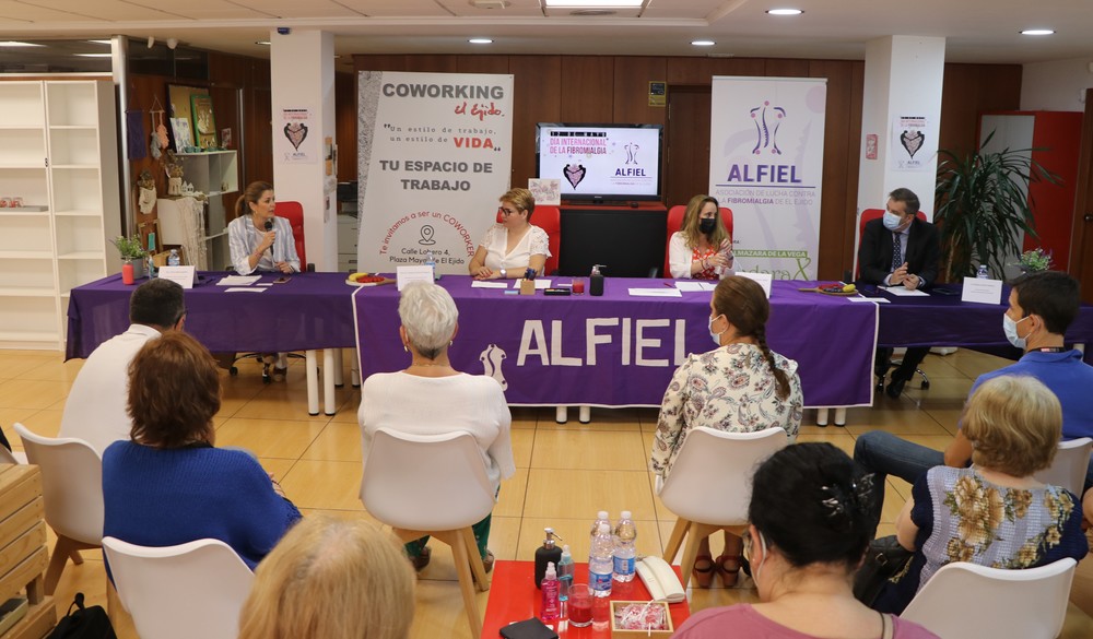 Lectura de manifiesto, mesa informativa y un debate centran las actividades por el Día Internacional de la Fibromialgia en El Ejido