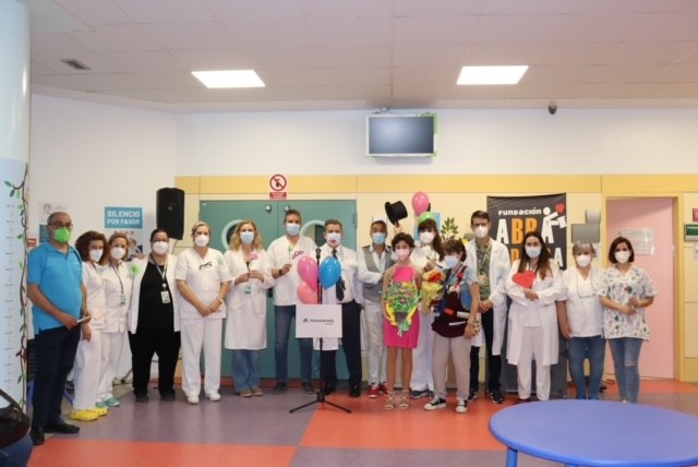 Lanzamiento de besos y flores de papel para celebrar el Día del Niño Hospitalizado en el Hospital Universitario Poniente