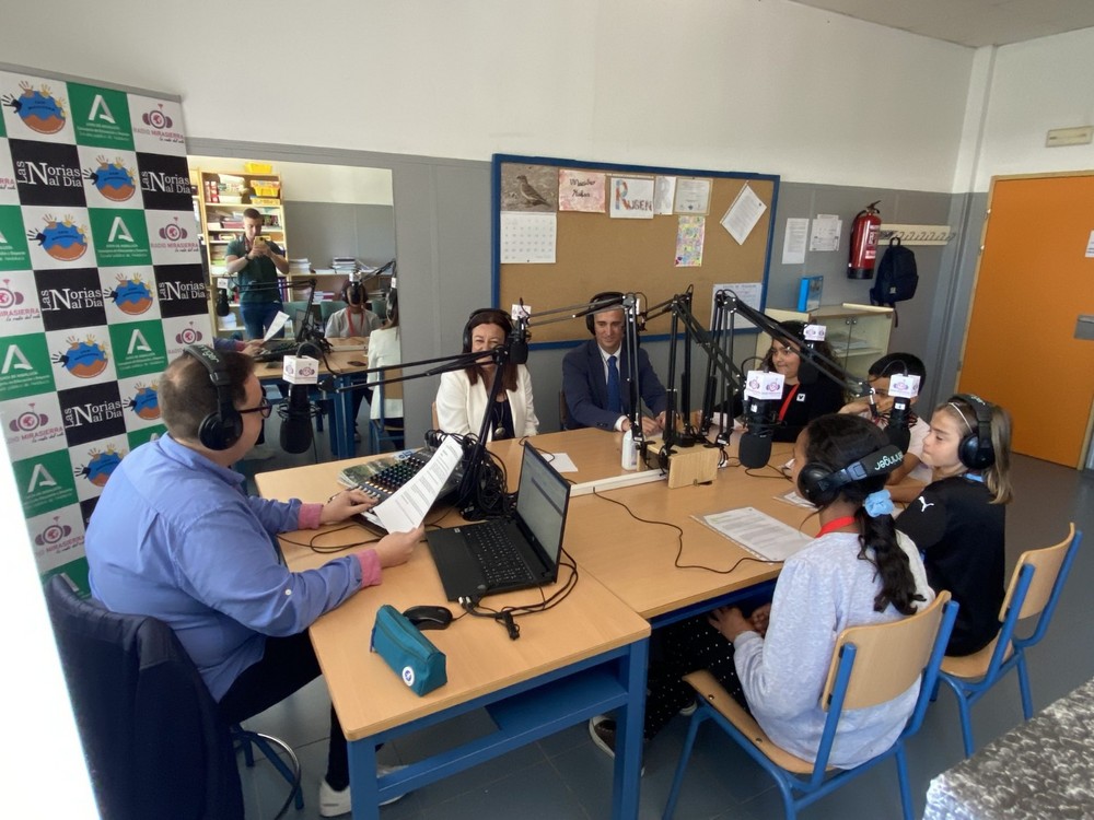 La radio del CEIP Mirasierra en Las Norias de Daza entrevista a la viceconsejera de Educación