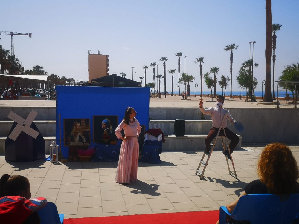Los más pequeños de Adra disfrutan de la obra de teatro familiar ‘Las locuras de Don Quijote’ junto al mar