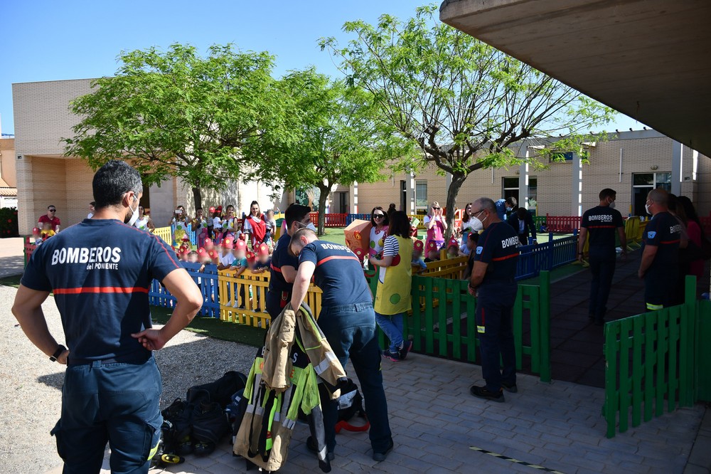 Bomberos del Poniente visitan la Escuela Infantil Las Lomas