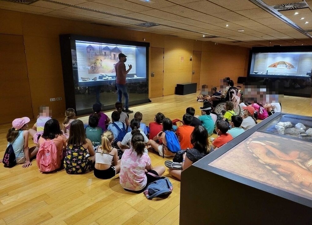 El Ejido conmemora el #DíaInternacionalDeLosMuseos divulgando su Patrimonio Histórico y Cultural a través de las visitas de escolares a la Colección Arqueológica