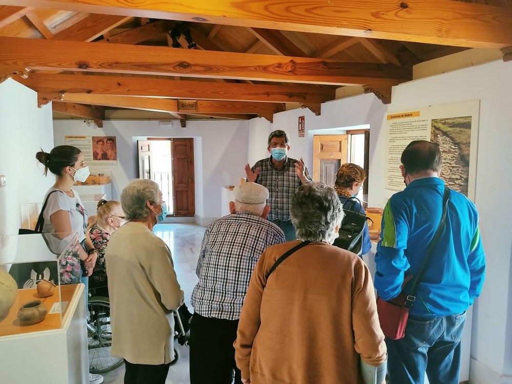 El Museo de Adra recibe la visita de usuarios y usuarias de la Residencia de Mayores