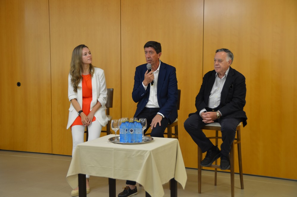Juan Marín visita El Ejido para tratar las oportunidades y necesidades del agroturismo
