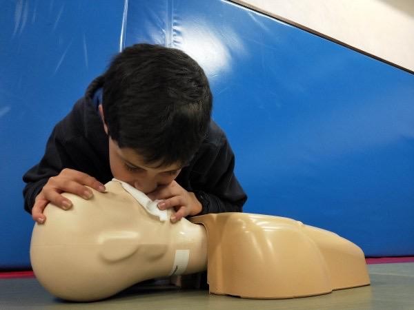 Profesionales del Hospital Universitario Poniente impulsan un nuevo modelo para formar en reanimación cardiopulmonar al alumnado de Educación Primaria