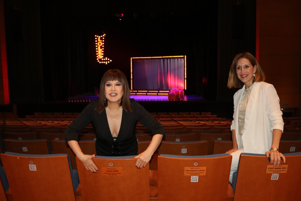  Loles León recibe un reconocimiento con la concesión de la ‘Butaca de honor’ en el Teatro Auditorio de El Ejido