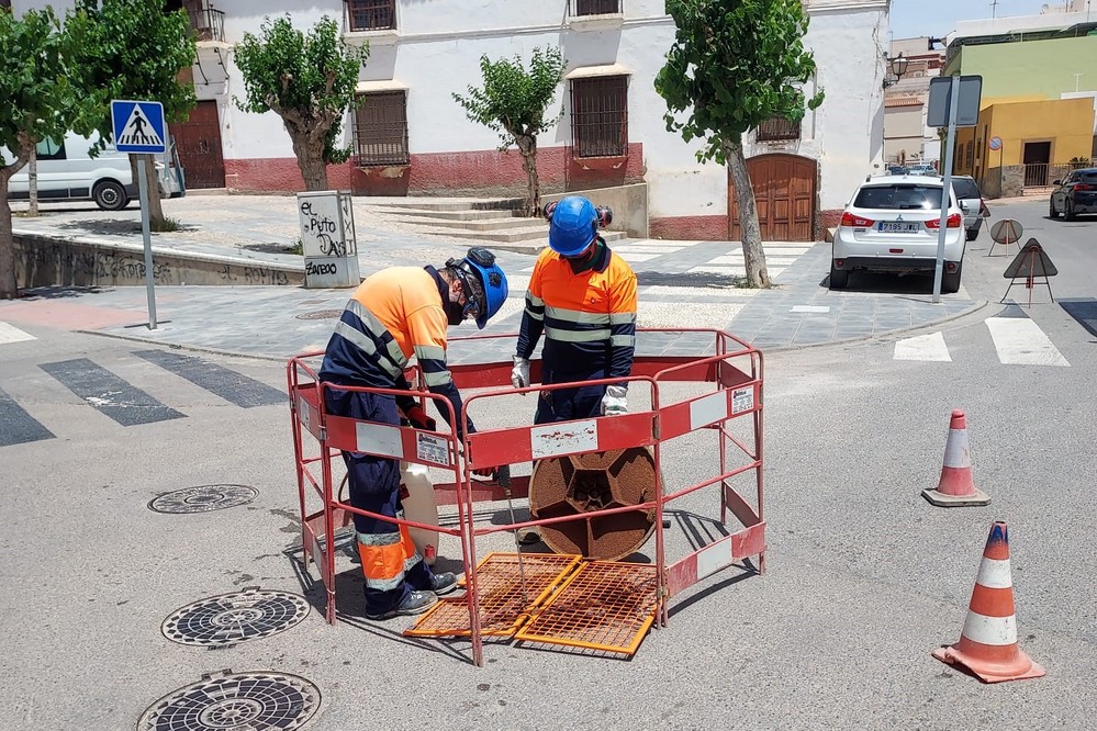 La red de alcantarillado de Adra recibe trabajos de desinsectación y desinfección preventiva