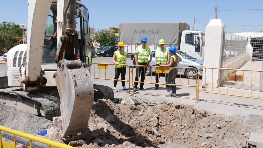 El Ayuntamiento de Adra realiza labores de ampliación y mejora de la red de abastecimiento de la calle Canal