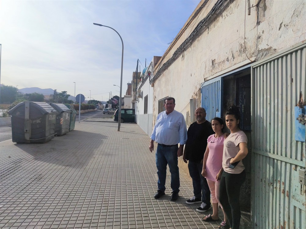 El PSOE de El Ejido pide la recolocación de dos contenedores en Pampanico que causan problemas de seguridad vial y fuertes olores