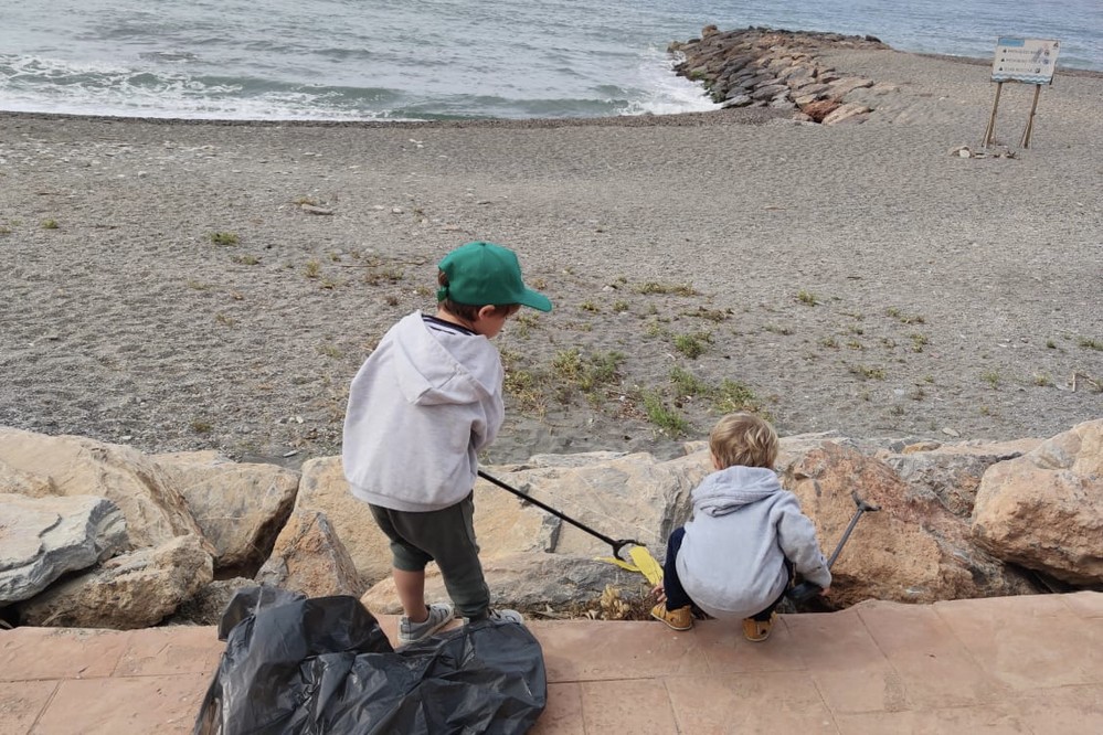 El Ayuntamiento de Adra celebra el Día Mundial del Medio Ambiente con una jornada de limpieza de playas