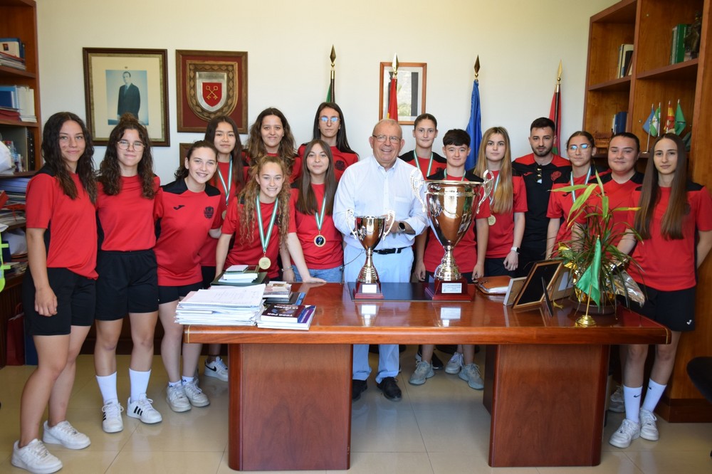 El FS Femenino Federico García Lorca Vícar ofrece sus últimos logros al Ayuntamiento vicario