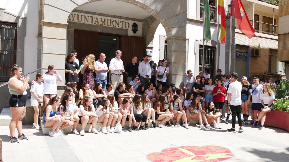 Estudiantes del IES Gaviota presentan el proyecto bilingüe ‘Gaviota’s Got Talent’ a las puertas del Ayuntamiento