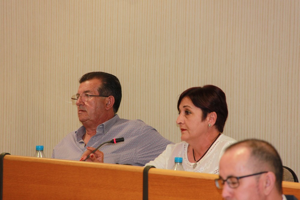 El PSOE de El Ejido logra la condena pública del Pleno a las declaraciones de Macarena Olona en el primer debate electoral