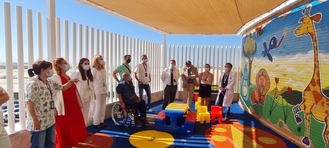 Pediatría del Hospital Universitario Poniente mejora sus instalaciones con una terraza para pacientes y familias