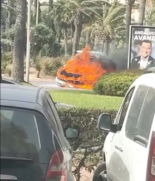 Arde un coche en Almerimar