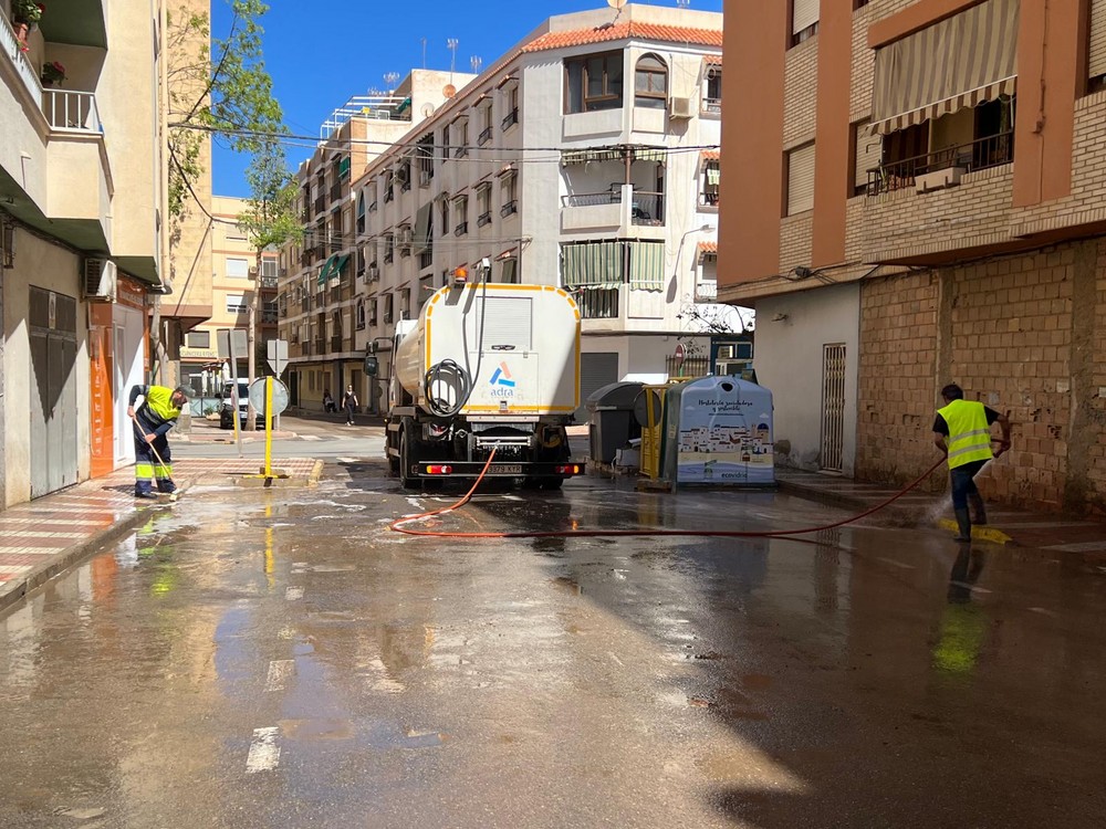 Arranca en Adra el plan de baldeo intensivo que se extenderá durante todo el verano