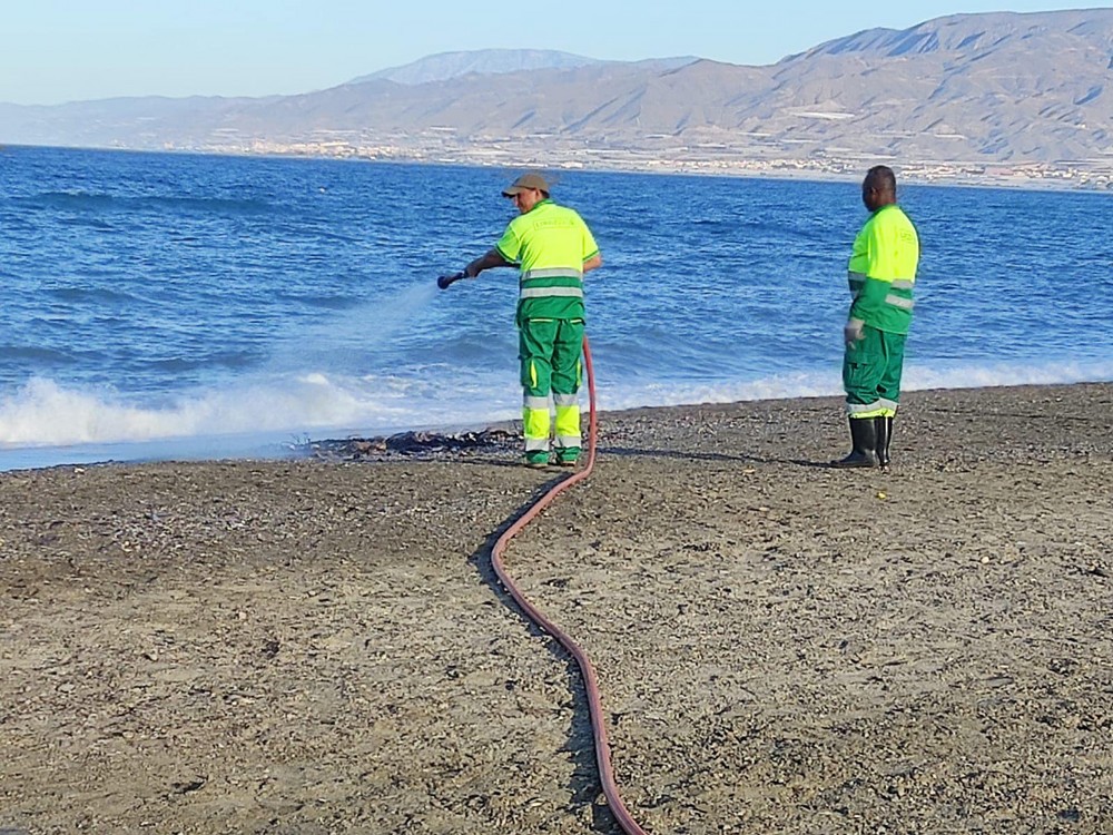 La Noche de San Juan transcurre con normalidad y sin incidentes en las playas de El Ejido